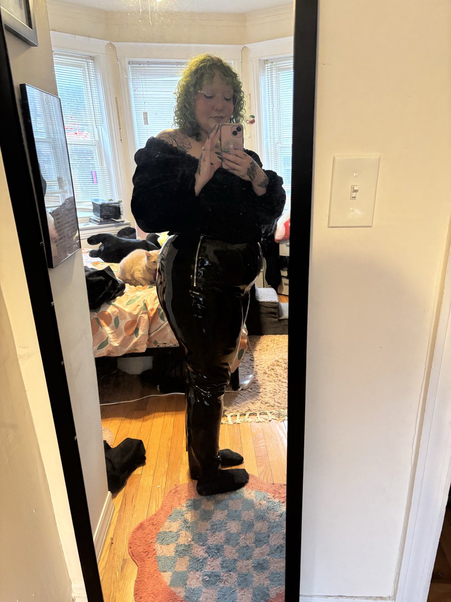 angel in cargo pants tweet media