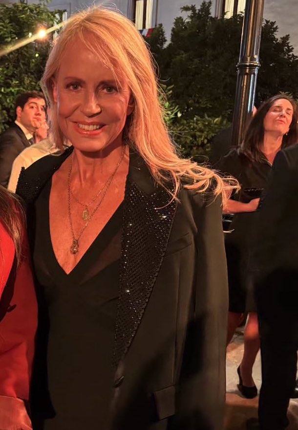 🔴 En un país donde hay una supuesta emergencia económica llama la atención ver a Dorothy Pérez y a Cecilia Bolocco en un evento de lujo realizado por el presidente Kast. 

Mil invitados, barra libre y con la presencia del expresidente Frei y Cecilia Bolocco.