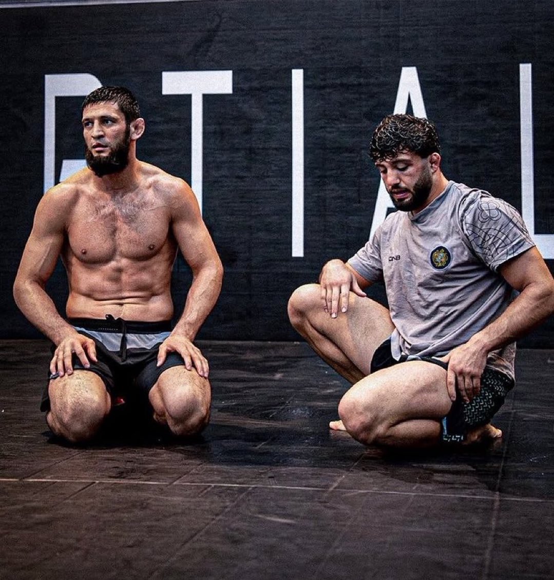 Kırmızı Köşe tweet media