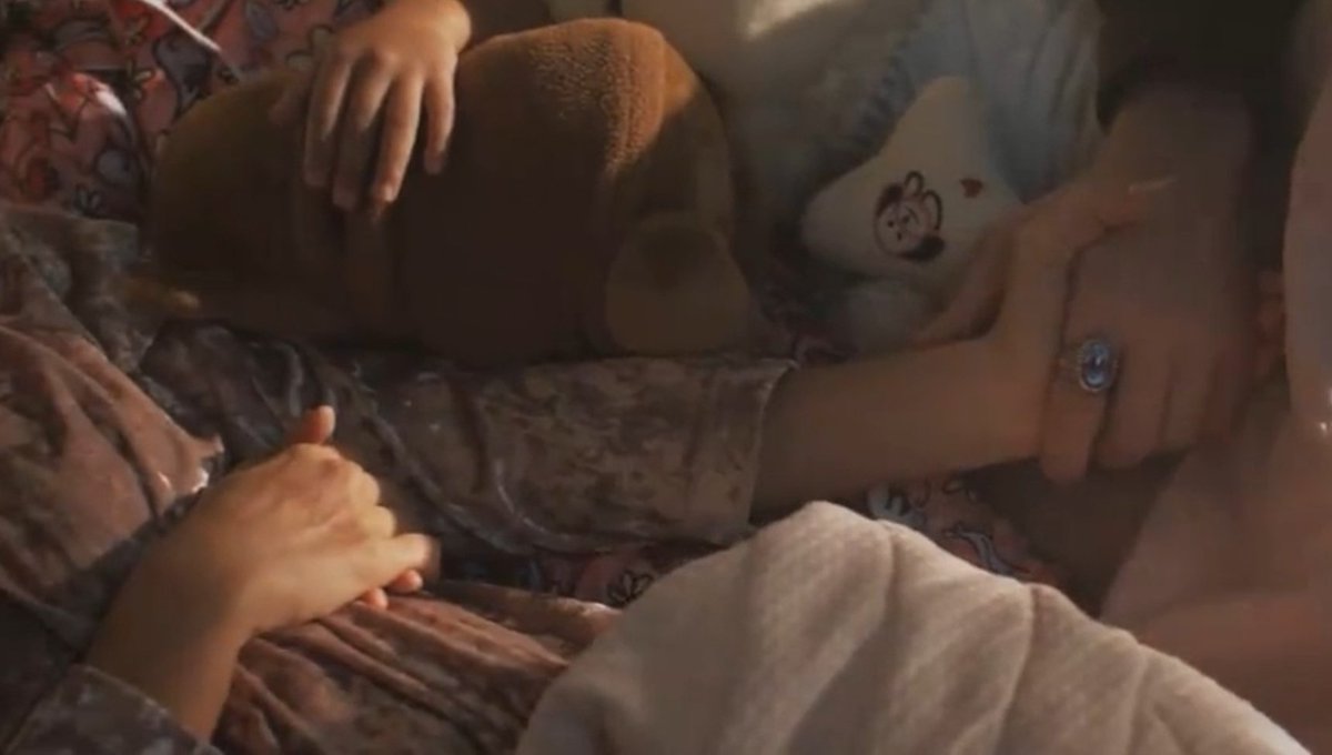aboutkassh's tweet photo. Los tomó de la mano a ambos. Siempre serán sus bebés y verdadero amor💔 https://t.co/9Syn4PxSkN