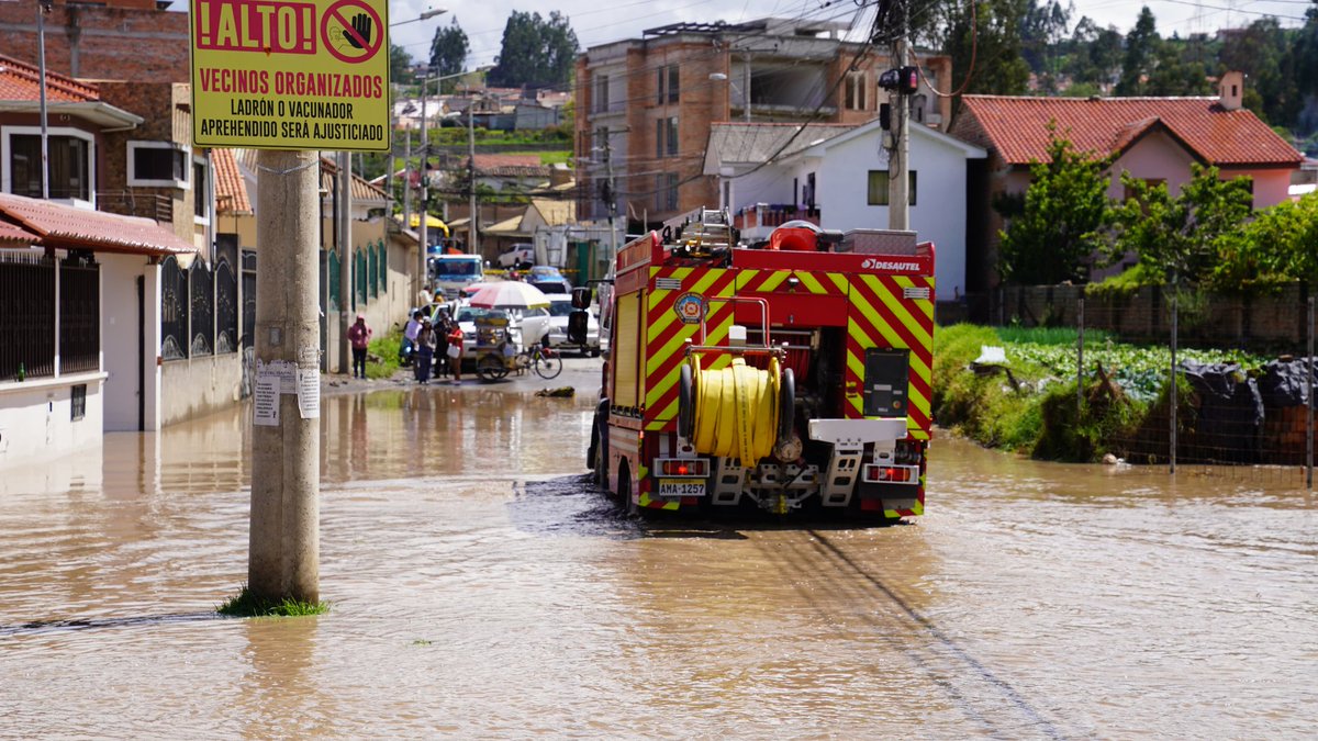 Bomberos_Cuenca's tweet photo. Nuestro personal brinda apoyo a los ciudadanos que requieren cruzar la Av. Primero de Mayo, sector UE Pasos.
Continuamos trabajando en diferentes puntos a las orillas del río Yanuncay. https://t.co/443icvGEB7