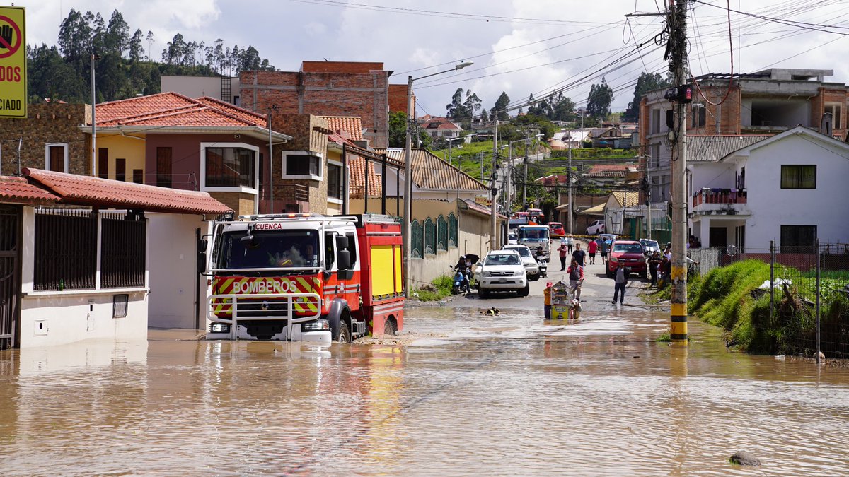 Bomberos_Cuenca's tweet photo. Nuestro personal brinda apoyo a los ciudadanos que requieren cruzar la Av. Primero de Mayo, sector UE Pasos.
Continuamos trabajando en diferentes puntos a las orillas del río Yanuncay. https://t.co/443icvGEB7