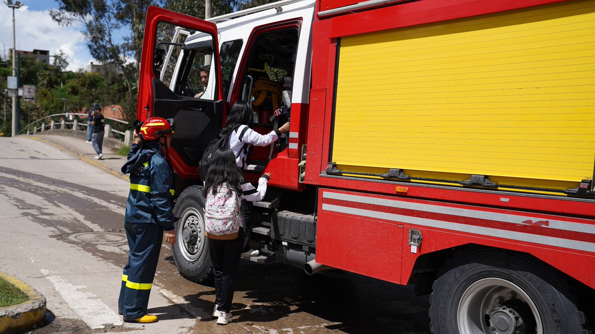 Bomberos_Cuenca's tweet photo. Nuestro personal brinda apoyo a los ciudadanos que requieren cruzar la Av. Primero de Mayo, sector UE Pasos.
Continuamos trabajando en diferentes puntos a las orillas del río Yanuncay. https://t.co/443icvGEB7