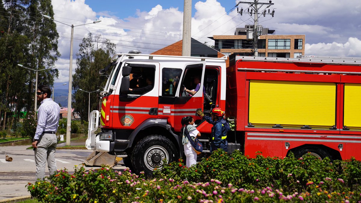 Bomberos_Cuenca's tweet photo. Nuestro personal brinda apoyo a los ciudadanos que requieren cruzar la Av. Primero de Mayo, sector UE Pasos.
Continuamos trabajando en diferentes puntos a las orillas del río Yanuncay. https://t.co/443icvGEB7