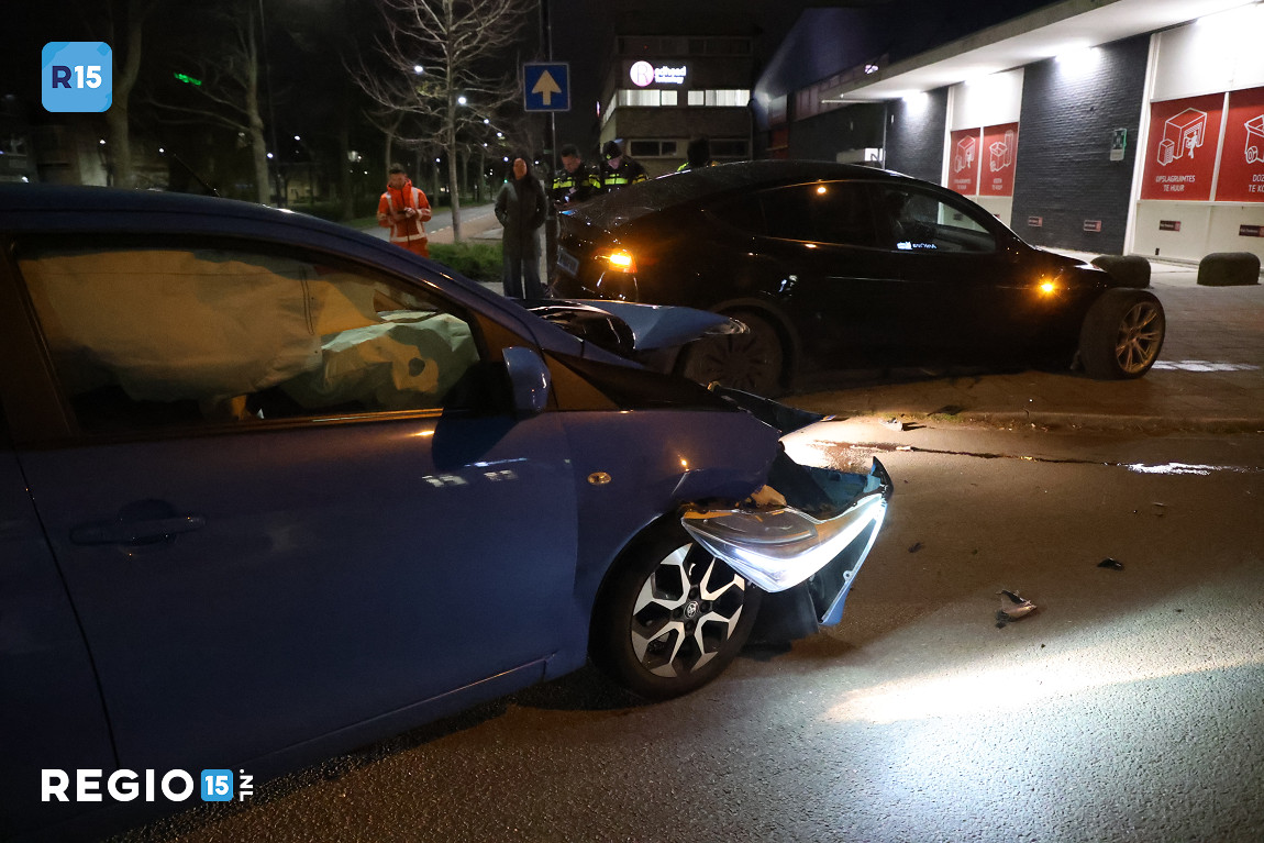 Veel schade door aanrijding twee auto's