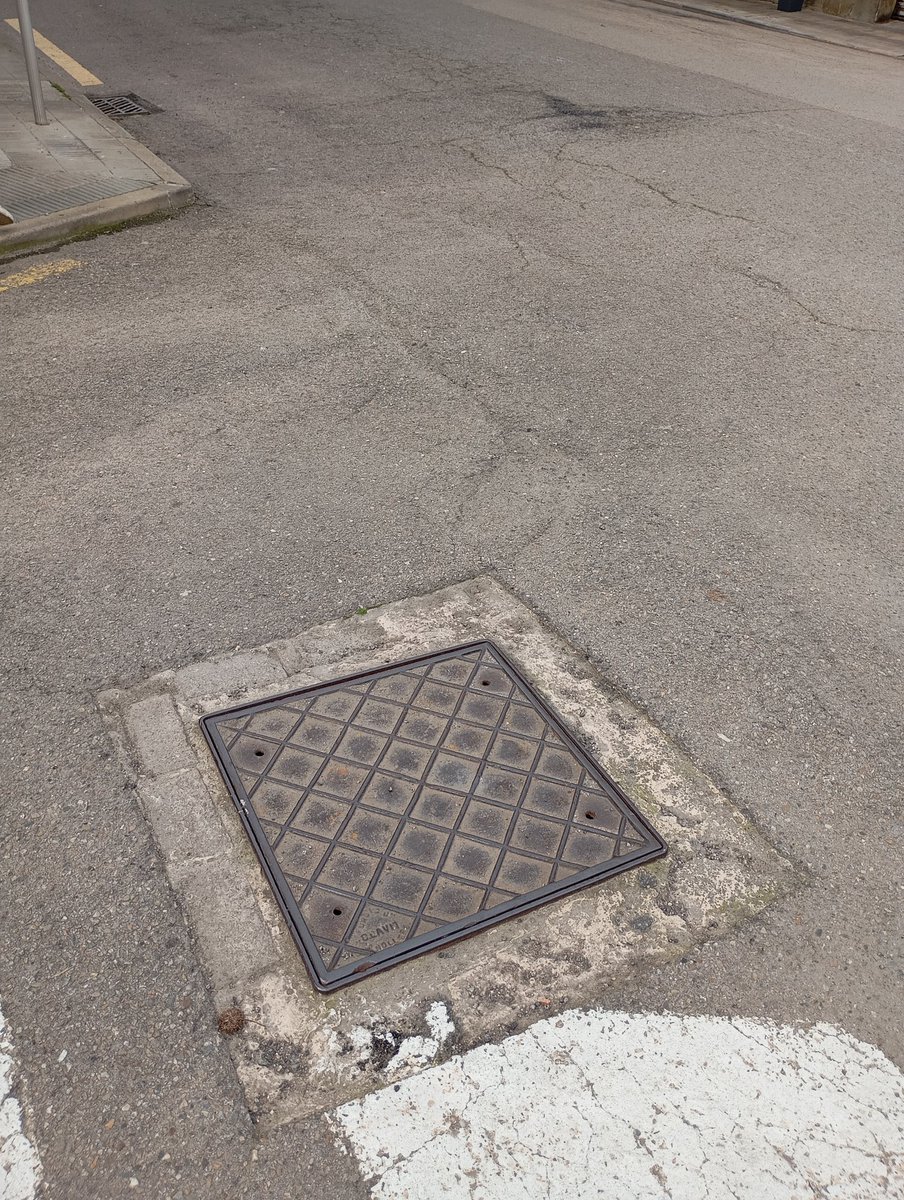 Lamentable estado de las aceras y calles de Manlleu. Mientras unos pagamos impuestos de ricos, otros se dedican a malgastar en subvenciones inútiles a otros. Vamos a meter la motosierra hasta el fondo en las cuentas del ayuntamiento de Manlleu. 

#Manlleu #Osona
