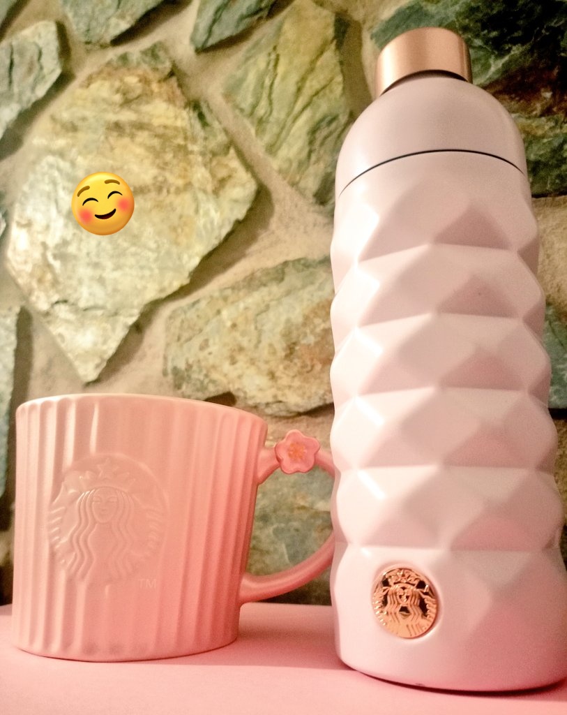 lorenaod's tweet photo. @starbucks_es Yo ya disfrutando de mi adquisición. La botella llegó según salió para los miembros de Starbucks Rewards y hoy ha caído la taza como tentación. https://t.co/WXZxKm3lvO
