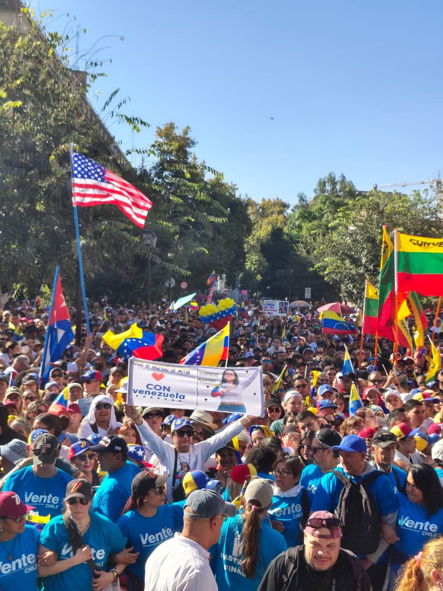 VenteVenezuela's tweet photo. 📸 🇻🇪 🇨🇱| La esperanza desborda el Paseo Bulnes y el Parque Almagro. 

Miles de venezolanos aguardan con confianza y templanza el encuentro con la líder @MariaCorinaYA. 

Imágenes de un pueblo que mantiene viva la convicción de volver. https://t.co/O9d6bmayhO