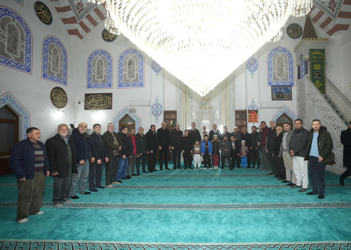 cetinkaya_salim's tweet photo. Güzelliklerle dolu Ramazan’ın bir başka güzelliği teravih namazları...🌙

Belediye Başkanımız @ismetyildirimtr, İlçe Yönetim Kurulu Üyemiz Ahmet Aygün, Meclis Üyemiz Sami Yazgaç, Mahalle Başkanımız Hamza Okur ve mahalle teşkilat mensuplarımız ile komşularımıza teravih namazı sonrası bir araya geldik.

Milletimizle gönül gönüle olduğumuz her anın kıymetini biliyor, Ramazan’ın kardeşlik iklimini mahallelerimizde yaşatmaya devam ediyoruz.

Rabbim birliğimizi, beraberliğimizi ve muhabbetimizi daim eylesin.

📍Aşağı Dudullu Mahallesi - Merkez Camii

@abdullahozdemir

#BirOlmakRuhumuzdaVar