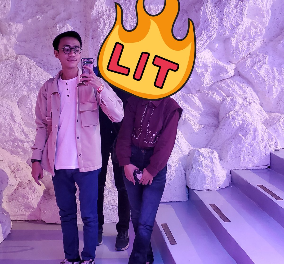 i ain't a catfishing if you catch me on an off day i dont know how to tell you, sometimes i get cute and some days i just dont be caring at all.