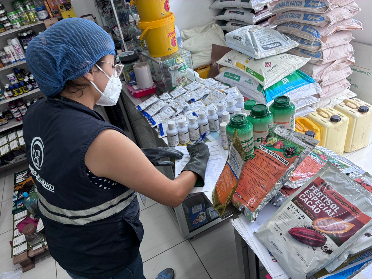 AgrocalidadZ4's tweet photo. #SantoDomingo | Realizamos operativos de control en almacenes de expendio de insumos agropecuarios, verificando el cumplimiento de la normativa vigente y aplicando medidas de cuarentena a productos que no cumplen con los requisitos regulatorios
#InsumosDeCalidad https://t.co/g0BLniptU3