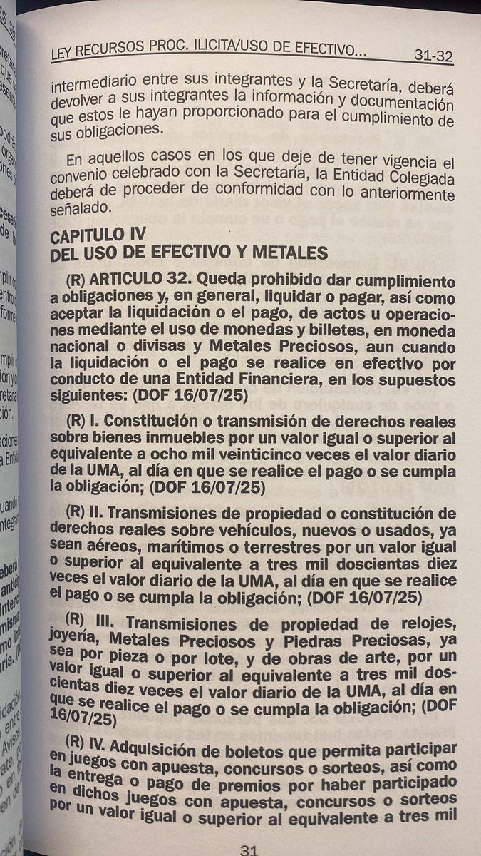 aida_aixa's tweet photo. ¿Podemos pagar inmuebles con criptomonedas? ¿Entran en la restricción de uso de efectivo de acuerdo a la #legislación #antilavado? 

Sí, pero no es una compraventa. 
En la compraventa, un comprador se obliga a pagar un precio cierto y en dinero. Las #criptomonedas no son moneda de curso legal de acuerdo a la Ley Monetaria y, por tanto, no entran en la categoría de dinero. En este caso, se están obligando a dar un bien por otro. 
El inmueble a cambio de una cierta cantidad de criptomonedas, por ejemplo, la #bitcoin. Por tanto, la operación se encuadra en el contrato de permuta.

La prohibición del artículo 32 de la Ley para la Prevención e Identificación de Operaciones con Recursos de Procedencia Ilícita (#LPIORPI) hace alusión a dar cumplimiento a obligaciones y, en general, liquidar o pagar, así como aceptar la liquidación o el pago de actos u operaciones mediante el uso de monedas y billetes, en 1) #moneda nacional o 2) #divisa y 3) #metalespreciosos. En consecuencia, la ley de la materia no tiene el alcance de limitar el uso de #criptoactivos.

Conforme las operaciones con estos bienes se vuelvan más cotidianas, la normatividad antilavado necesariamente deberá contemplarlos.