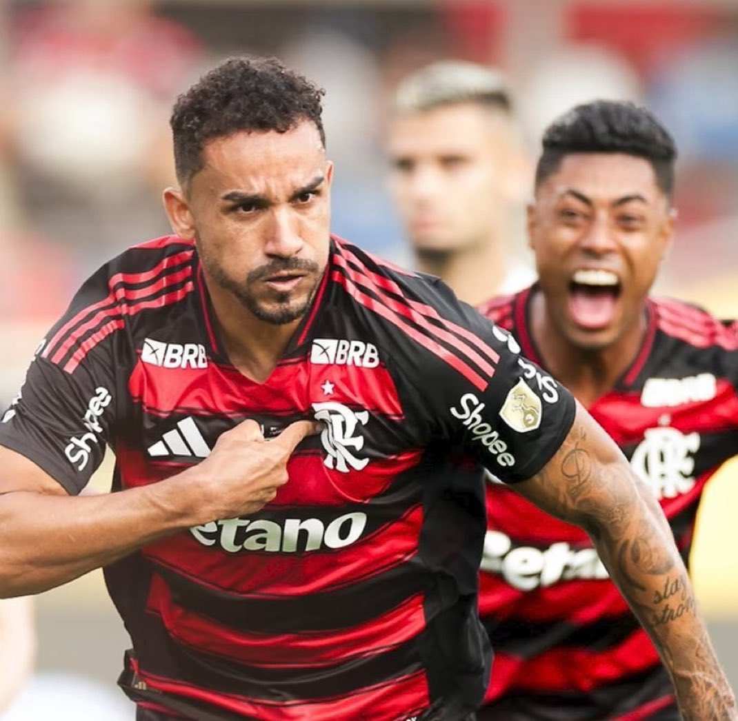 fla_infos's tweet photo. O @gilvandesouza9 é FODA! 🔴⚫️

Detalhe: Todos apontando pro escudo.

📸 Gilvan de Souza / CRF https://t.co/QuxdfumHAT
