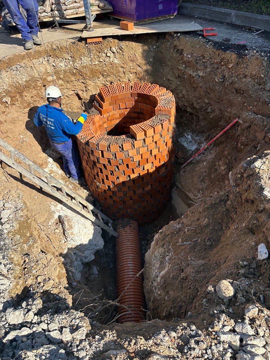 Ait_arquintec's tweet photo. El arte de construir un pozo de saneamiento por el método tradicional. AIT realiza proyecto de asistencia técnica obras de mejora lavandería industrial. 🫧🫧💦💦🚧🚧🏭 https://t.co/N1kLRn9oDq