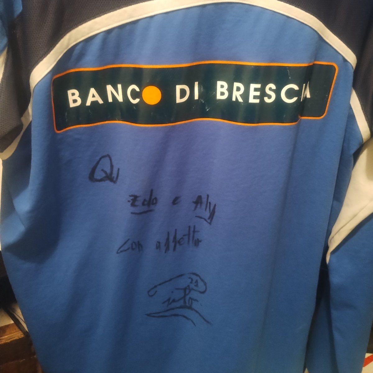 's tweet image. @Pirlo_official Cosa sponsorizzi?
Grazie per il vinello e la maglietta!!
Soprattutto a Francesco....
Red21... Molto equilibrato 
Arduo...Nome azzeccato 100%
#Pratum #Coller Top...
#21 
Anche il Montenetto... che bomba!
Colgo l'occasione per ringraziare la Famiglia Pirlo 💙