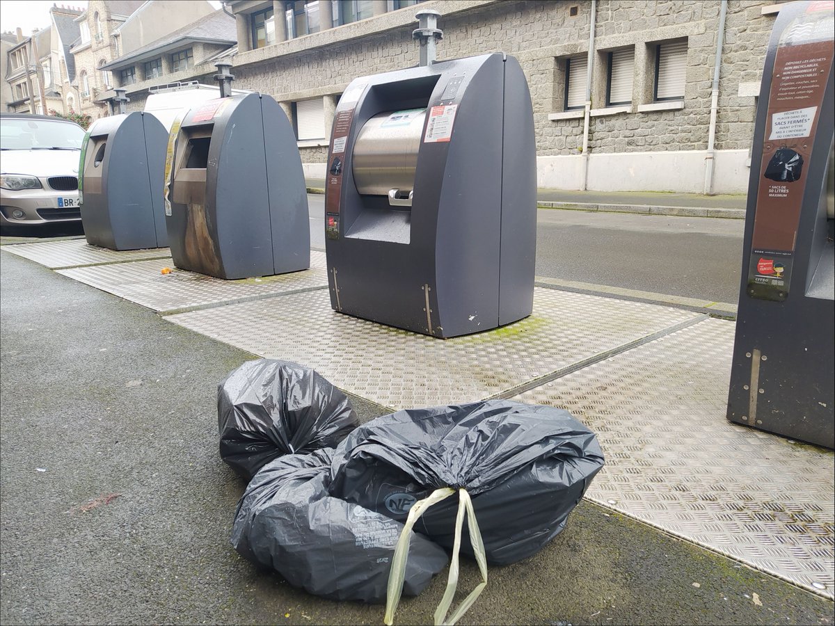 pyt2022fr's tweet photo. A #SaintBrieuc, le système #TEOMi sur les ordures ménagères est un échec, car relevant du socialisme punitif.
Maire de la ville, je le remplacerai par le BEOMi, "Bonus sur l’Enlèvement des Ordures Ménagères", basé sur la récompense  et une réduction d'impôt.
«  TEOMi, Afuera! » https://t.co/ERF8CwgRDa