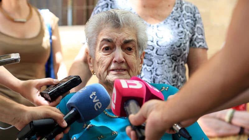 “Només voldria que trobassin els ossos i posar-los un ram de flors”.🌹

Francisca Alomar és la nina petita de la primera foto. Els seus pares, Margalida Jaume i Antoni Alomar, tenien una rellotgeria davant l’Ajuntament de Manacor. Foren assassinats a Manacor el 1936.
