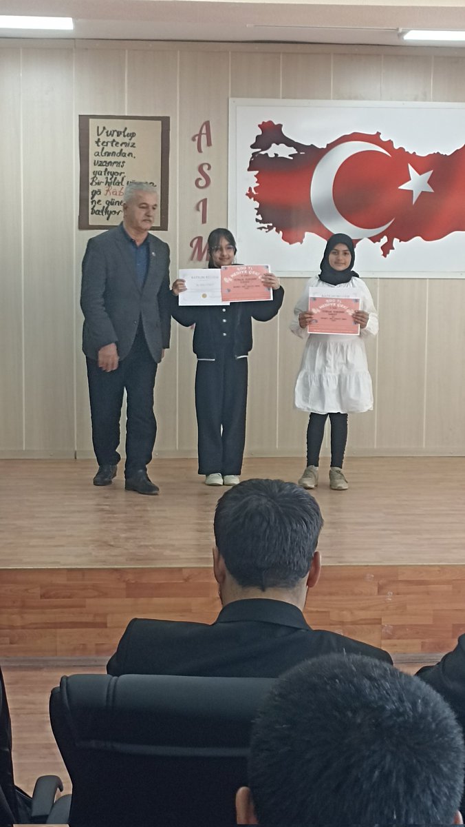 AkifHaskoy's tweet photo. İlçemiz genelinde  "12 Mart İstiklal Marşının Kabulü ve Mehmet Akif Ersoy'u Anma Günü" temalı resim yarışmasında 1.olan öğrencimiz Sukeyna ONAY'ı tebrik eder,başarilarıların devamını dileriz.Emeği geçen Sınıf Öğretmeni Gökçe BALABAN'a da teşekkür ederiz.@HaskoyMem @bozyel_necdet https://t.co/Nu4nSylphN