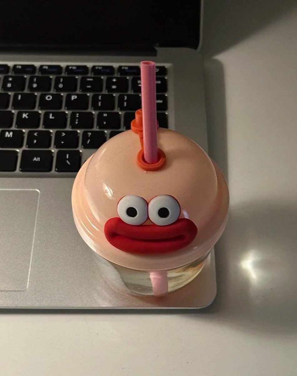 JCQ2222's tweet photo. A little afternoon pick-me-up on my desk, something simple, a bit playful, and exactly what I needed to reset my mood and keep going through the rest of the day with a lighter mindset. https://t.co/wPJzQCUYzx