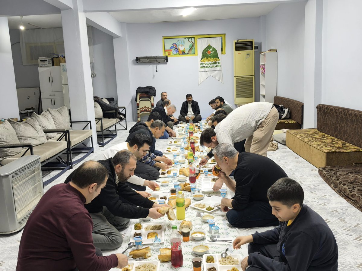İl Başkanımız Ali Çiftçioğlu ve beraberindeki heyet, Kartepe’de Hacı Ahmet Polat abimizin düzenlediği iftar programına katıldı.

Nazik davetleri ve misafirperverlikleri için kendilerine teşekkür ediyoruz.