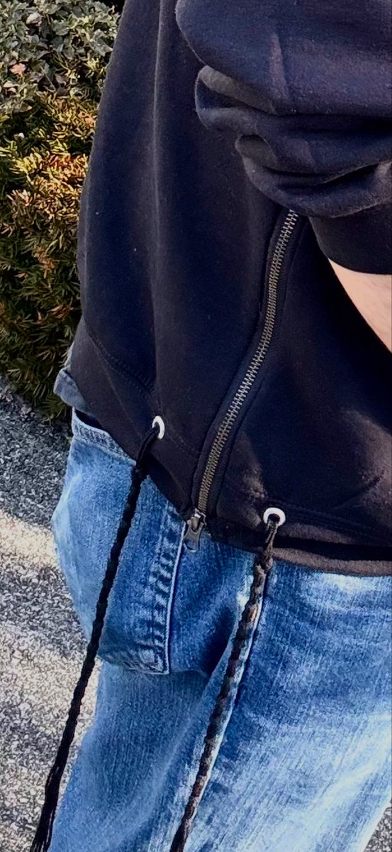 BryanDoane's tweet photo. So I did a thing.

I turned a hoodie into a four-cornered garment for tzitzit.

I wasn’t the first person to think about modern tzitzit clothing. https://t.co/uBPUVh8NhS
