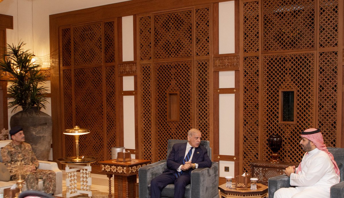 AJELNEWS24's tweet photo. عاجل 🔴 

سمو #ولي_العهد يلتقي رئيس الوزراء في جمهورية باكستان الإسلامية.

- https://t.co/st3dbmRVkp