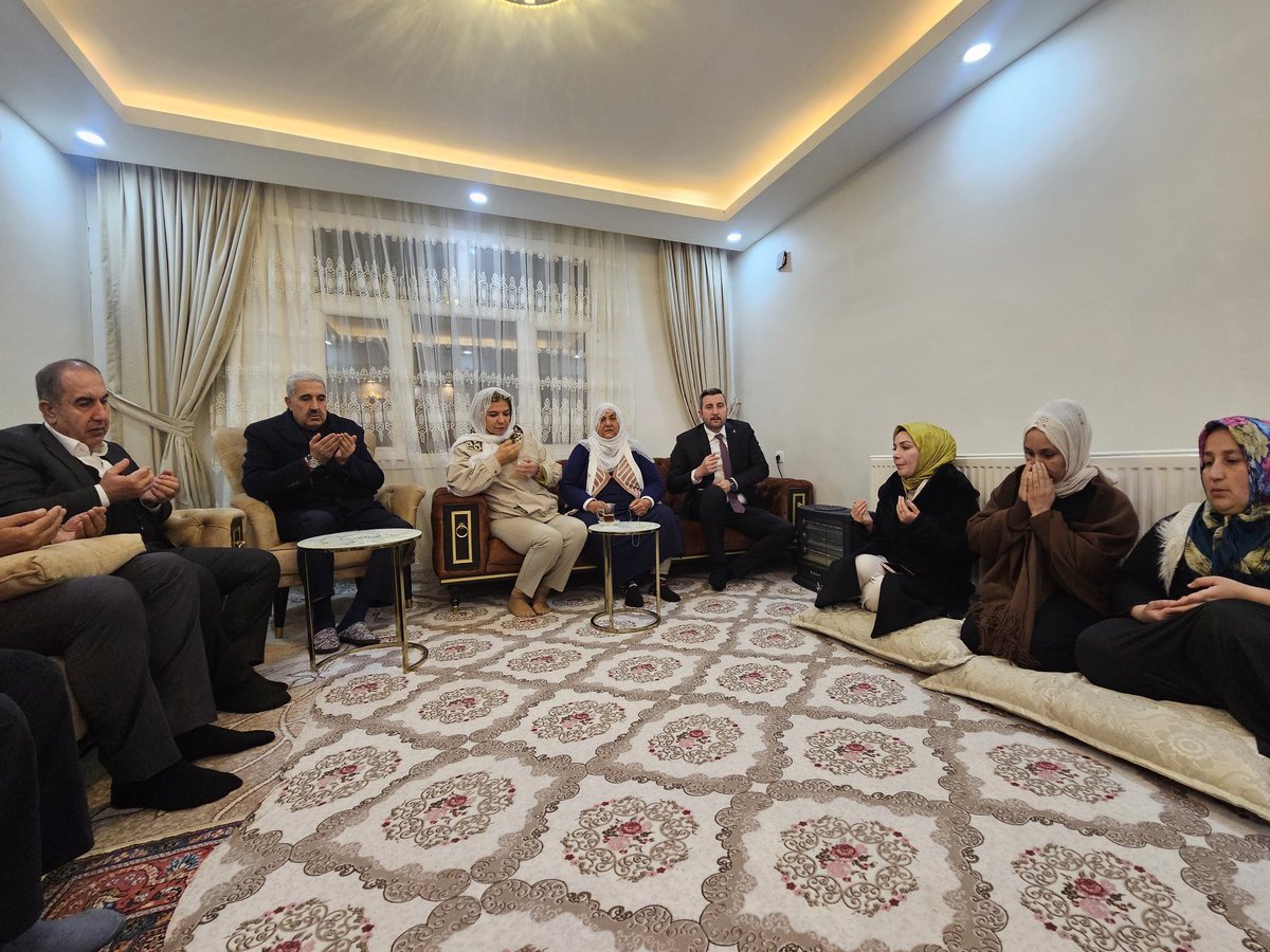 📍Silvan

Milletvekilimiz Sayın Suna Kepolu Ataman,İl Başkanımız Sayın Ömer İler, İlçe Başkanımız Sayın Volkan Karadeniz ve Kadın Kolları Başkanımız Sayın Esra Karadaş; 

Mescit mahallesinde Bingöl ailesinin taziyesinde bulundu.

Mekânı cennet olsun.