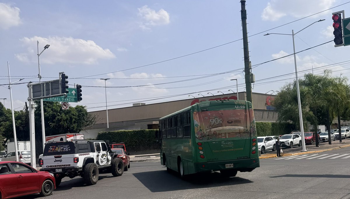 ElmerHomero71's tweet photo. @TransporteJal el aumento del costo del pasaje también incluye qué los autobuses se pasen los altos para llegar más rápido?
U-16, ruta C-110, 12/03/26, 2:18pm Vallarta- Sanzio https://t.co/EJZ32t0zC9