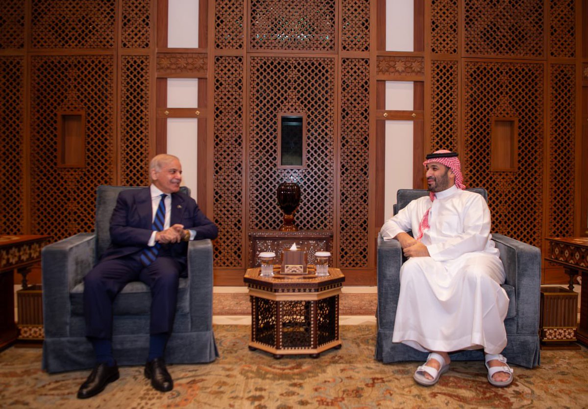 لقاء ولي العهد السعودي مع رئيس وزراء باكستان لتعزيز التعاون