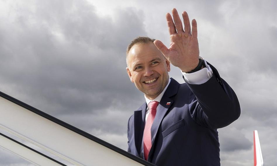 Słuchajcie, normalnie bym tego nie robił, bo wiecie jakie mam podejście do polityki, ale w tej chwili musimy otoczyć Prezydenta Nawrockiego "kordonem sanitarnym".

To na co się właśnie odwałżył PKN, to nie zrobił żaden Prezydent wcześniej i nigdy by nie zrobił. 

Żaden Prezydent