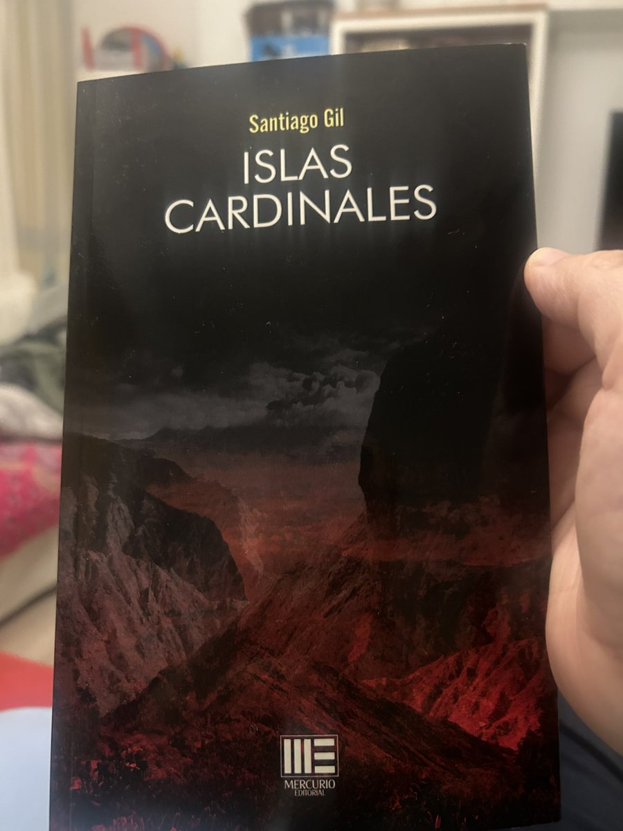Acabo de terminar "Islas cardinales", brillante radiografía política, social y emocional de Canarias a manos de <a href="/SantiagoGilG/">Santiago Gil</a>, que vuelve a demostrar su ingente talento narrativo. Una obra visionaria, hermosa y definitivamente honesta. Historia ya de nuestra literatura.