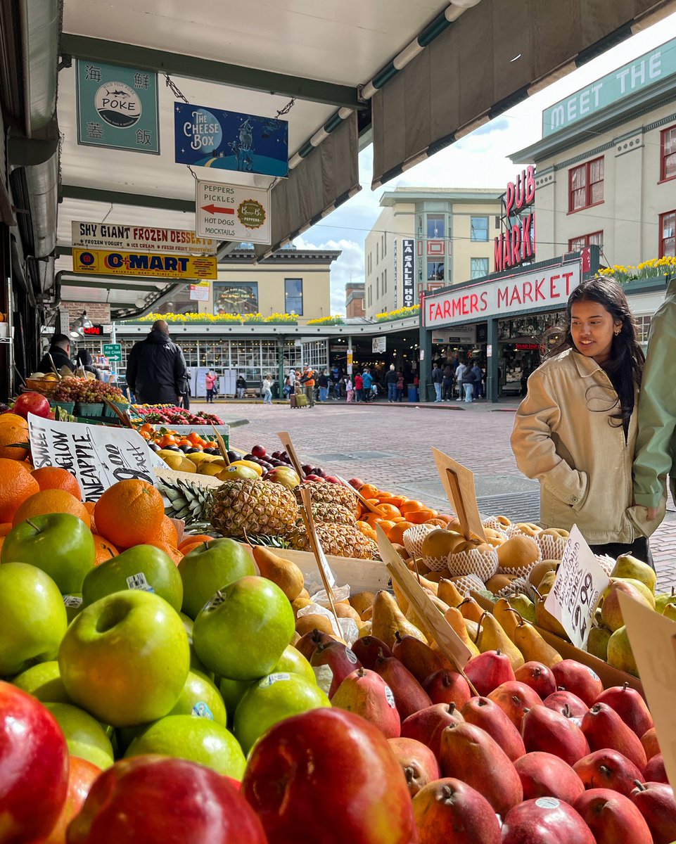 pike_place's tweet photo. A produce display worth swooning over 🍎 Frank’s Quality Produce has been bringing farm-fresh fruits and vegetables to Pike Place Market for 47 years.

Stop by the highstall in #PikePlaceMarket for restaurant quality fruits and vegetables, hand-selected for perfection! https://t.co/HBBw4U1eU8