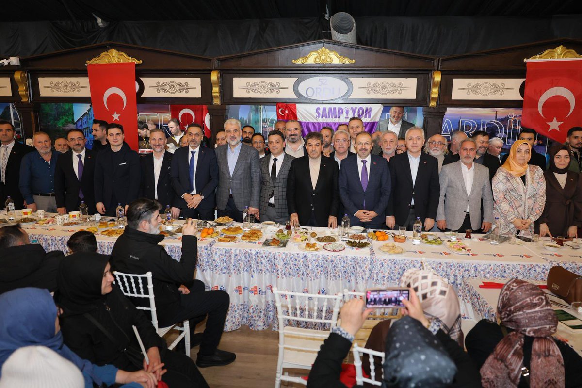 Yeşille mavinin kesiştiği, "dereleri özgür akan şehir" güzel Ordu’muzun güler yüzlü insanları, sarsılmaz kardeşlik ruhuyla Esenler’e memleket havası getirdi.

Anadolu Sokağımızdaki bu muhabbet dolu akşamda bizleri misafir eden Ordulu hemşehrilerimize teşekkür ediyorum. Birlik ve