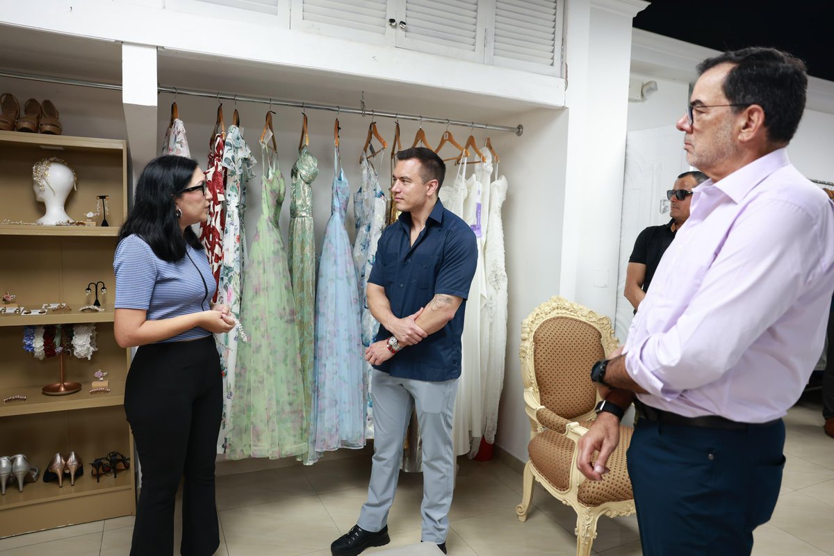 BanEcuadorBP's tweet photo. ¡En BanEcuador seguimos impulsando sueños que se convierten en emprendimientos! 🇪🇨🚀

El presidente del Ecuador, @DanielNoboaOk, junto al presidente de BanEcuador, @eduardopenah, visitaron el emprendimiento de Nadia Calderón, beneficiaria de un microcrédito otorgado por BanEcuador.

Gracias a este financiamiento, hoy impulsa su negocio de alquiler y venta de vestidos de novia, generando empleo y nuevas oportunidades. 💛💙❤️

#BanEcuador #ElNuevoEcuador