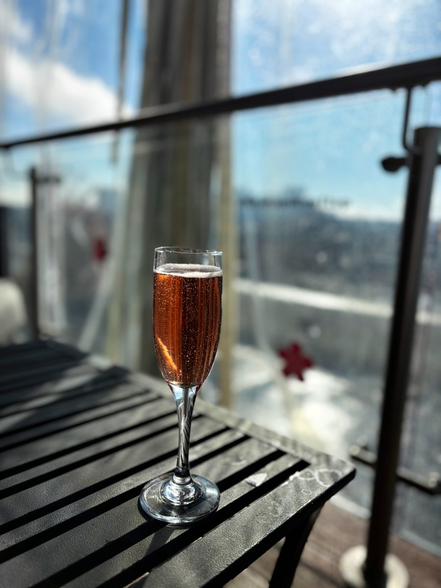 DinSkugga's tweet image. Gula Änkan i rosa denna AW #Champagne