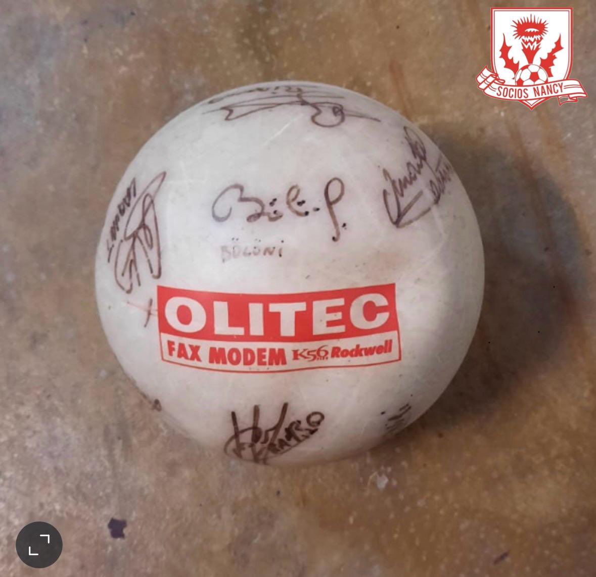 SociosNancy's tweet photo. 🔜 👀 Socios Nancy via un de ses membre collectionneur/passionné (@asnl_vintage) tient un stand au 𝘀𝗮𝗹𝗼𝗻 𝗱𝗲 𝗹’𝗔𝗟𝗖𝗢 𝗮̀ 𝗹𝗮 𝘀𝗮𝗹𝗹𝗲 𝗱𝗲𝘀 𝗳𝗲̂𝘁𝗲𝘀 𝗱𝗲 𝗚𝗲𝗻𝘁𝗶𝗹𝗹𝘆 𝗮̀ 𝗡𝗮𝗻𝗰𝘆 (Avenue du Rhin). 

ℹ️⤵️

👊🏻🔴⚪️ #ASNL #SociosNancy #FiersDeNosCouleurs. https://t.co/VFeIlxknNS