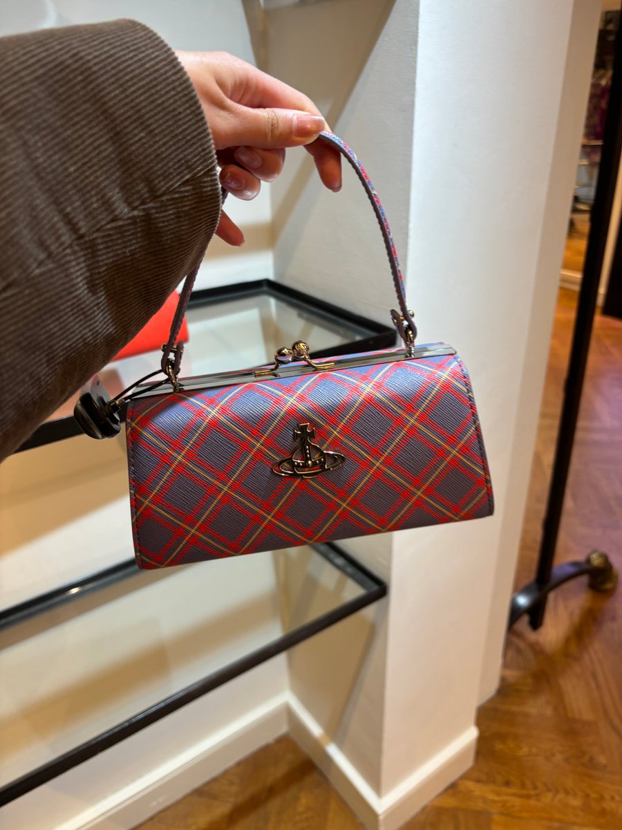 Silver, black and a little bit of madness, the perfect combination.👜