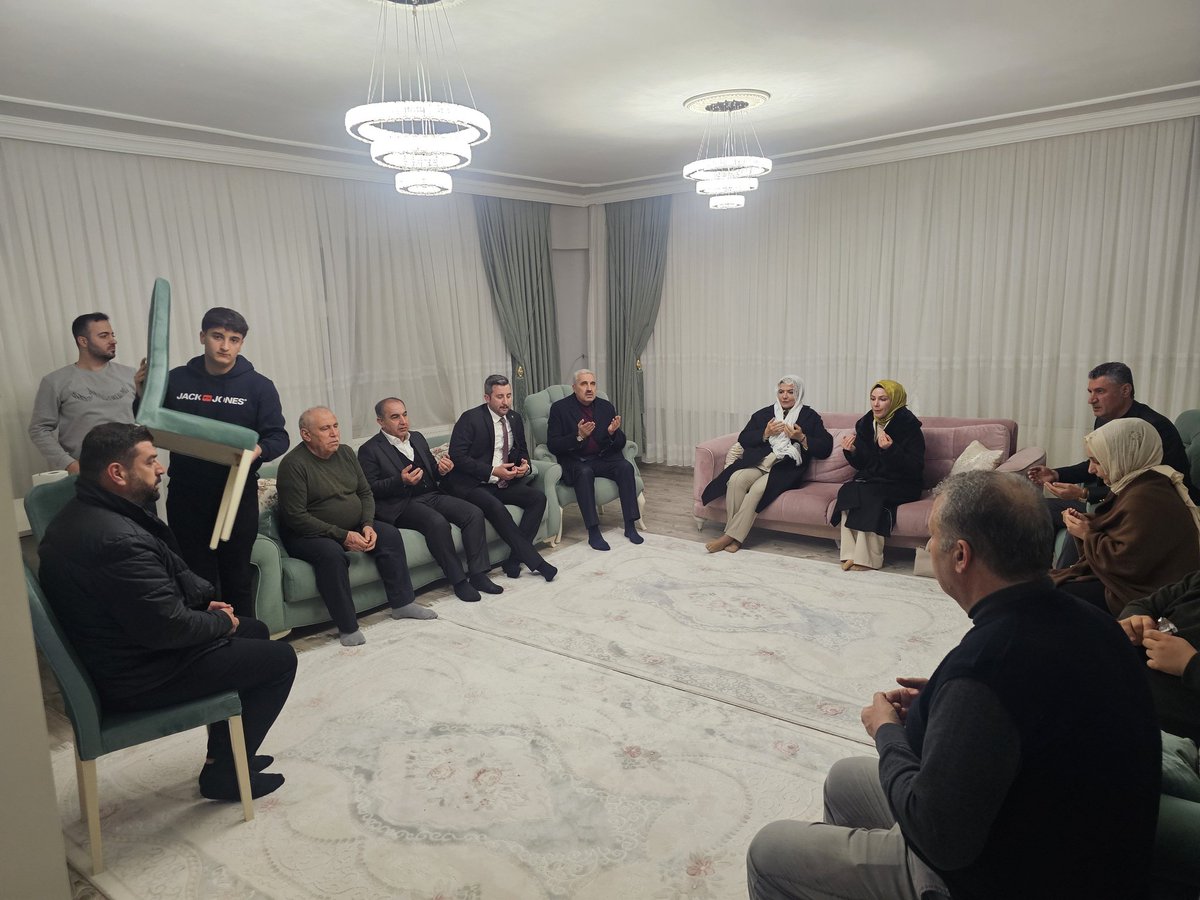 📍Silvan

Milletvekilimiz Sayın Suna Kepolu Ataman,İl Başkanımız Sayın Ömer İler, İlçe Başkanımız Sayın Volkan Karadeniz ve Kadın Kolları Başkanımız Sayın Esra Karadaş; 

Mescit mahallesinde Uyan ailesinin taziyesinde bulundu.

Mekânı cennet olsun.