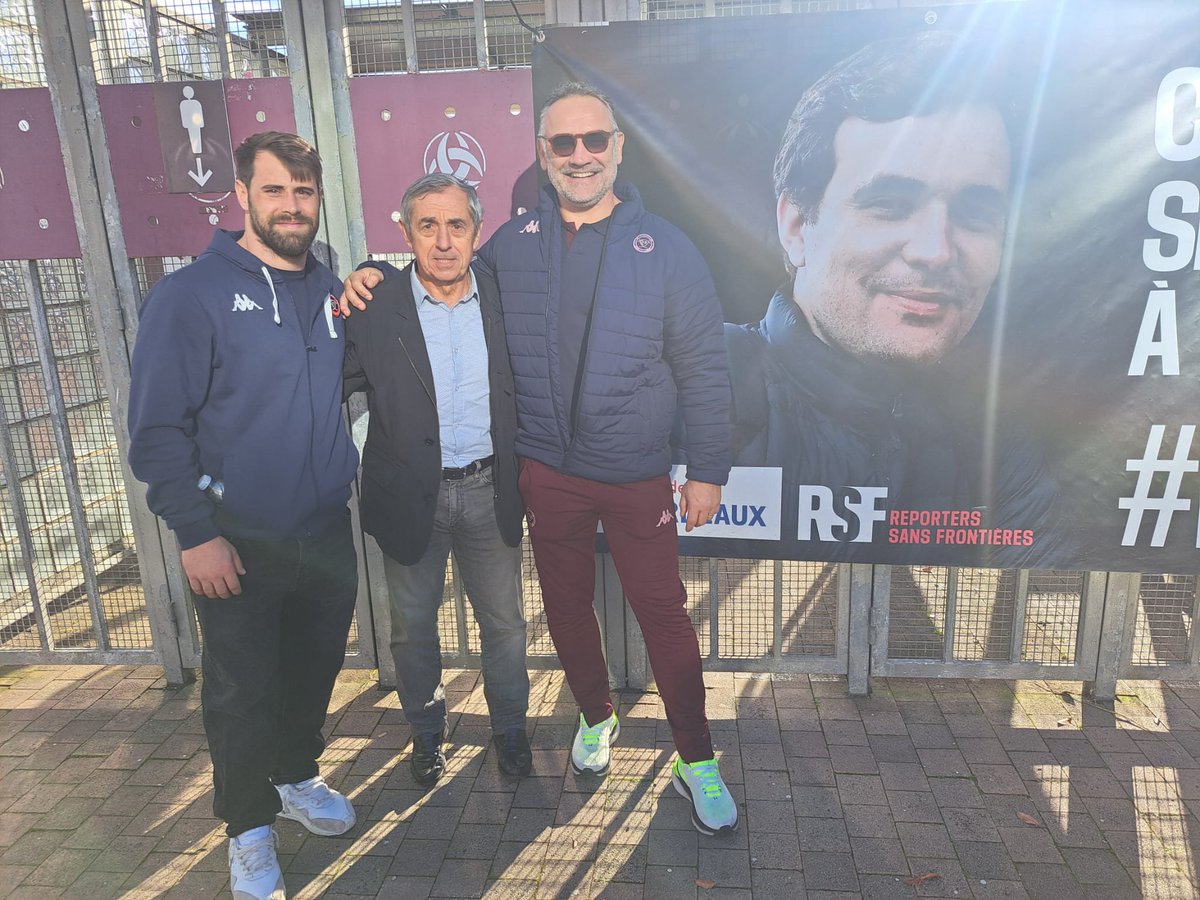 #freegleizes
A Chaban, sauras tu donner le nom du joueur, de l'entraîneur de l'UBB sur cette photo ? Plus difficile : qui est cette légende du football qui soutient avec tout Bordeaux notre ami Christophe Gleizes ?
<a href="/sofoot/">SO FOOT</a> <a href="/TamponMag/">Tampon!</a> <a href="/SocietyOfficiel/">Society et Society+</a> <a href="/RSF_inter/">RSF</a>