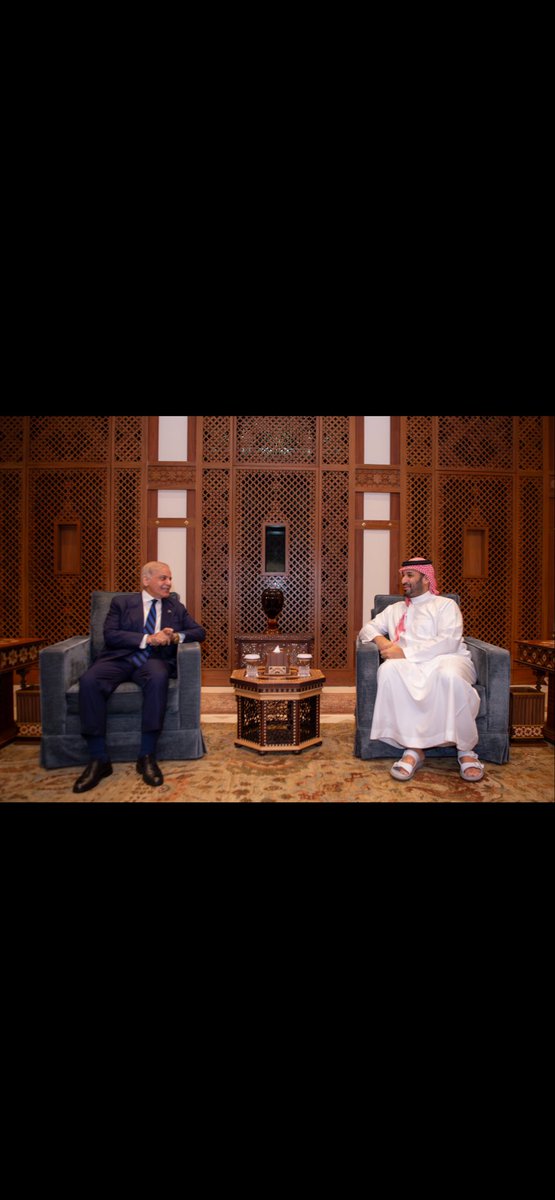KHALID_GR2030's tweet photo. #عاجل🚨:

سمو #ولي_العهد الأمير #محمد_بن_سلمان يلتقي شهباز شريف رئيس الوزراء في جمهورية #باكستان الإسلامية في #جدة.🇵🇰🇸🇦

#ليلة_الجمعة #السعودية #Paksitan #المنطقة_الشرقية #حقل_شيبة #الخرج #الكويت #قطر #البحرين #الامارات #العراق #ايران #اسرائيل #لبنان #Irán #IranIsraeliWar #Israël https://t.co/WZW1ARD9Xn