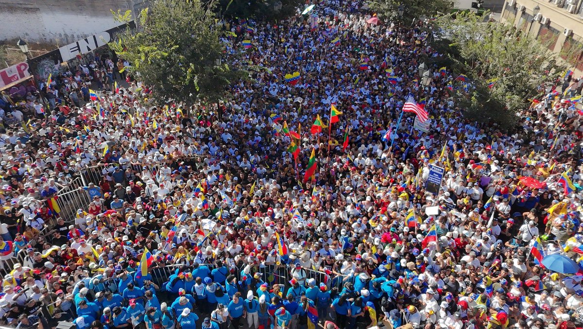 ¡Se desbordó Santiago!
🇻🇪🇻🇪🇻🇪

A la espera de <a href="/MariaCorinaYA/">María Corina Machado</a>