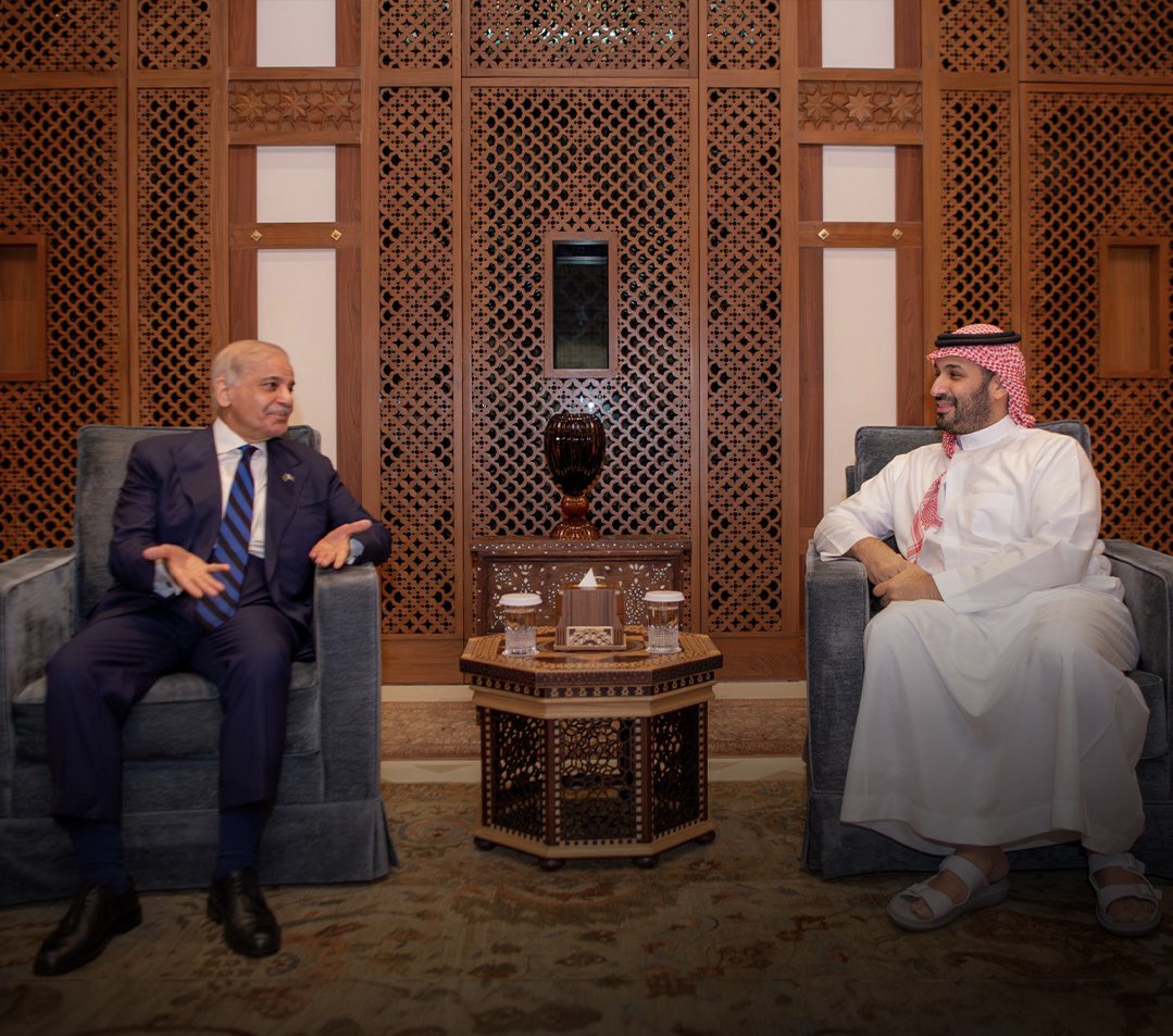 الأمير محمد بن سلمان ورئيس وزراء باكستان: تعزيز التعاون الثنائي