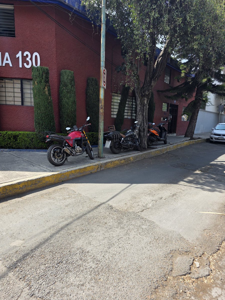 GoodNameCarlos's tweet photo. @UCS_GCDMX @SSC_CDMX @LaSEMOVI @TlalpanAl @Gabyosoriohdz Estas motos están invadiendo el paso peatonal, rampa de acceso y banqueta. Favor de retirarlos. 

Esquina Xontepec y puente de piedra. Tlalpan. Junto a medica sur. https://t.co/4JbBGmsB4o