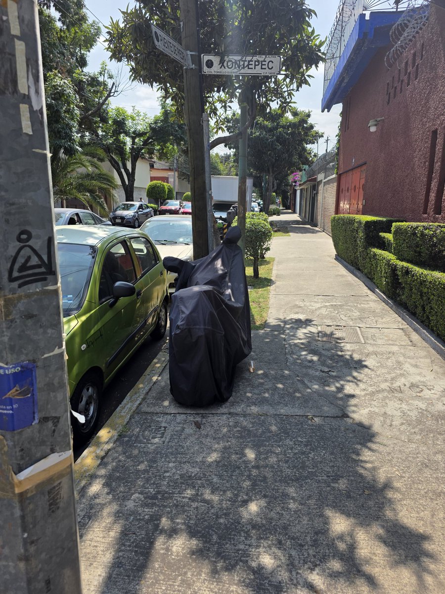 GoodNameCarlos's tweet photo. @UCS_GCDMX @SSC_CDMX @LaSEMOVI @TlalpanAl @Gabyosoriohdz Estas motos están invadiendo el paso peatonal, rampa de acceso y banqueta. Favor de retirarlos. 

Esquina Xontepec y puente de piedra. Tlalpan. Junto a medica sur. https://t.co/4JbBGmsB4o