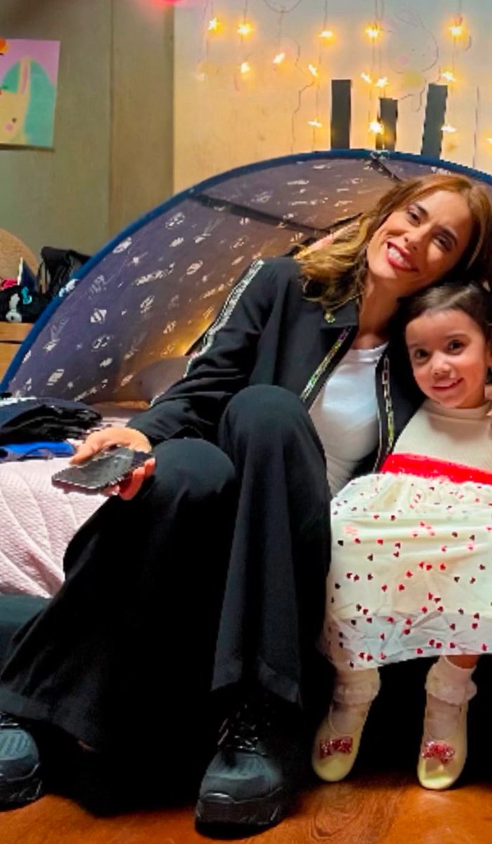 mateoo_008's tweet photo. no entiendo una cosa, si carolina grabó el cumpleaños de alma, porque no aparece? o estas escenas son de antes? porque recuerdo que había un video/ft de alisson con la ropa del cumple de alma y atrás se la veía a caro. ENTONCES NO ENTIENDO QUE MIERDA HICIERON CON SUS ESCENAS https://t.co/M9POYhW680