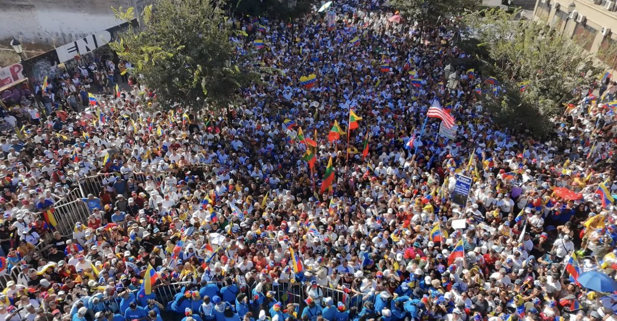 quierodatos's tweet photo. Cómo carajo una marcha en CHILE junta más venezolanos que una del chavismo en plena Caracas? 

Absolutamente destruidos  https://t.co/rKDZPs0lnl