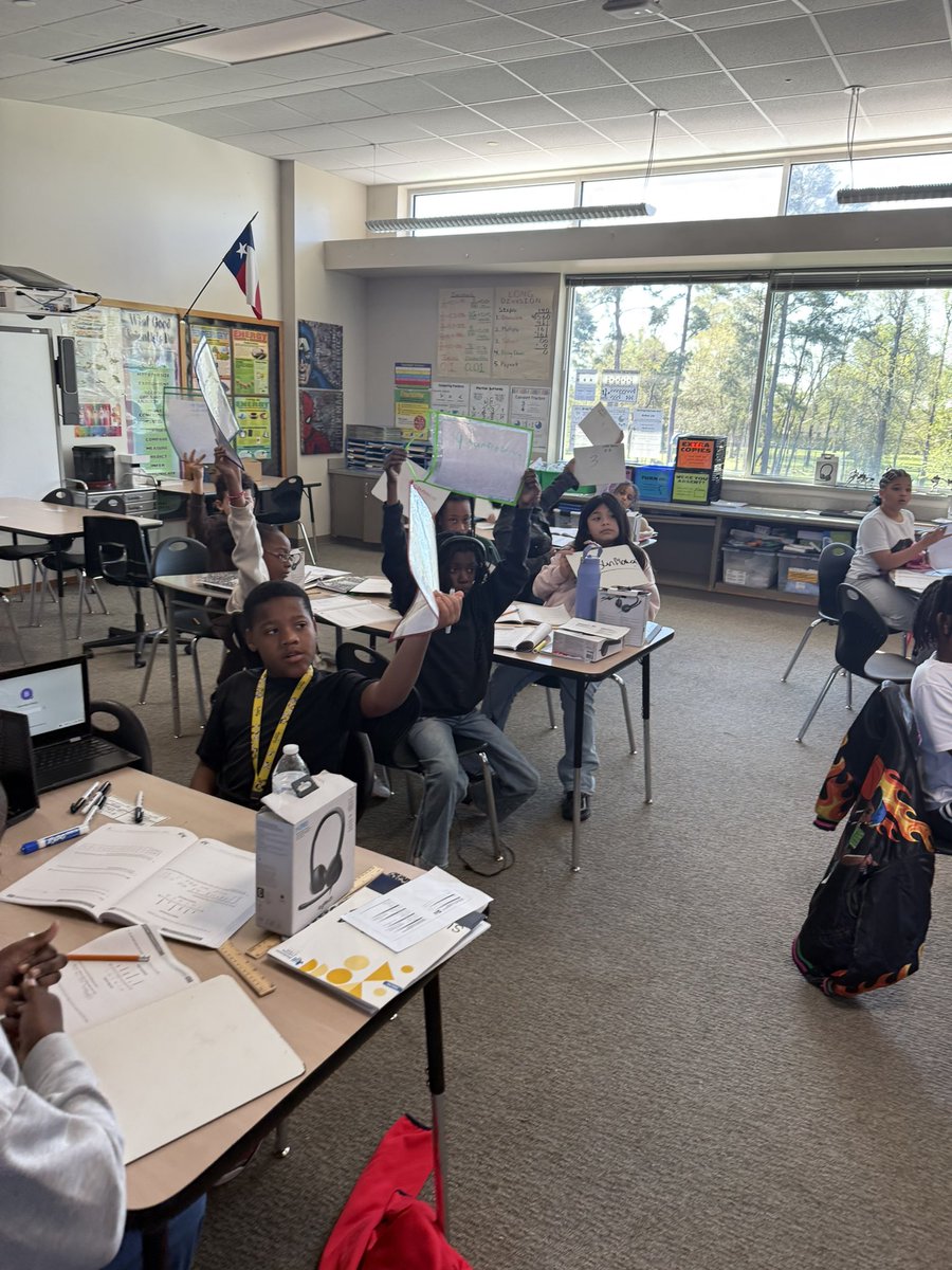 KWilliamsDLD's tweet image. Students actively participated in a student debrief, reflecting on their learning and discussing strategies that helped them solve problems and deepen their understanding. Teachers also incorporated whiteboards, allowing every student to quickly show their thinking. #SmallGroup