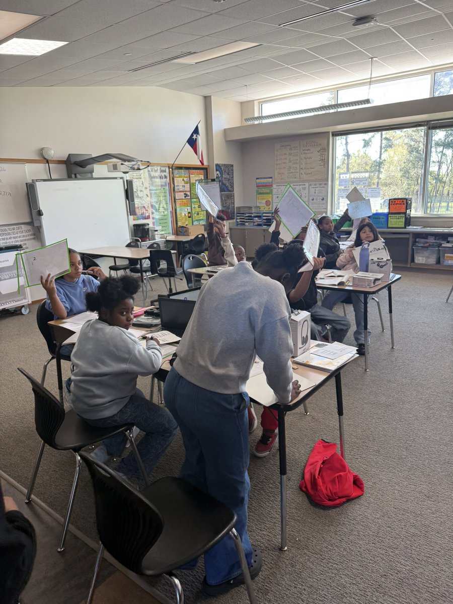 KWilliamsDLD's tweet image. Students actively participated in a student debrief, reflecting on their learning and discussing strategies that helped them solve problems and deepen their understanding. Teachers also incorporated whiteboards, allowing every student to quickly show their thinking. #SmallGroup
