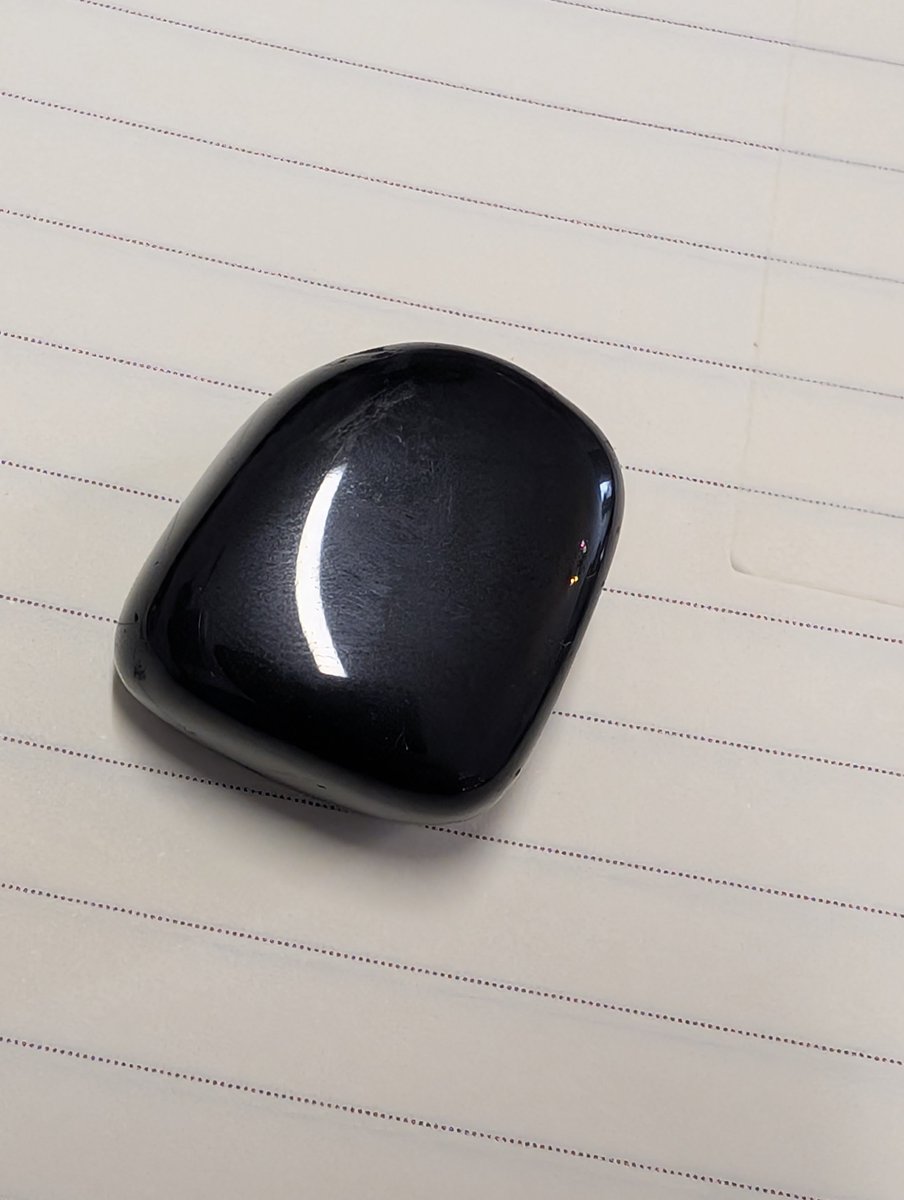 PMounou's tweet photo. Ma #pierre du jour est l'#obsidienne
C'est une roche volcanique vitreuse, riche en silice, formée par le refroidissement très rapide de lave, empêchant la cristallisation et en en faisant ce une roche amorphe. Sa dureté sur l'échelle de Mohs est de 5 à 5,5 (comme le verre), d'où les éclats très tranchants dont on a longtemps fait des armes. Elle symbolise la protection.