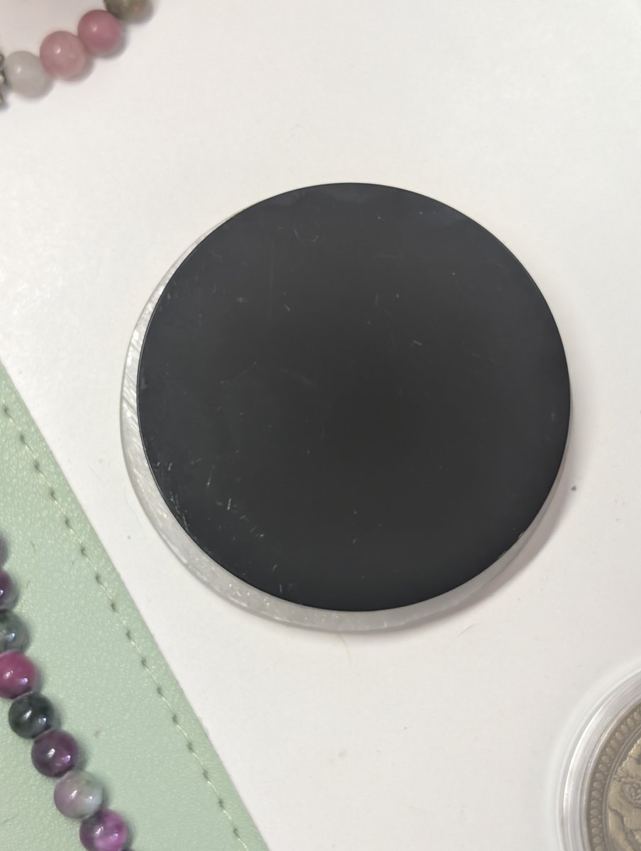 PMounou's tweet photo. Ma #pierre du jour est l'#obsidienne
C'est une roche volcanique vitreuse, riche en silice, formée par le refroidissement très rapide de lave, empêchant la cristallisation et en en faisant ce une roche amorphe. Sa dureté sur l'échelle de Mohs est de 5 à 5,5 (comme le verre), d'où les éclats très tranchants dont on a longtemps fait des armes. Elle symbolise la protection.